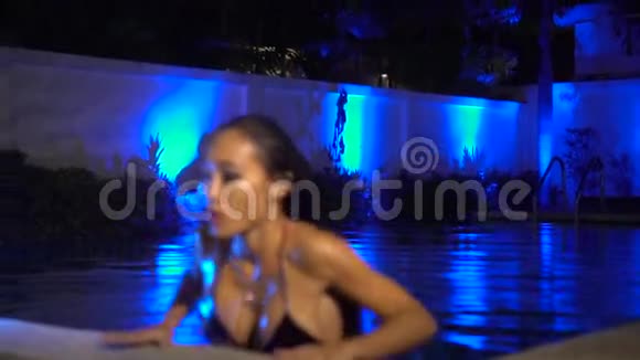 晚上在游泳池穿比基尼的女人视频的预览图