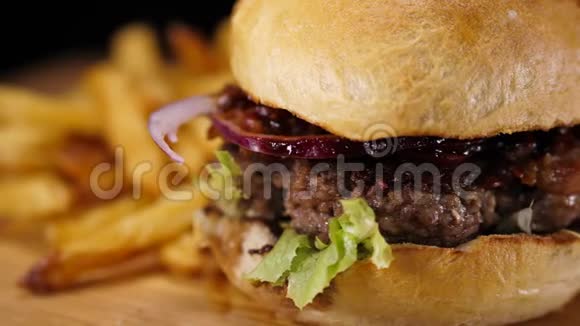 快餐烤美国汉堡和薯条视频的预览图