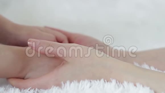 手的母婴特写手牵手视频的预览图