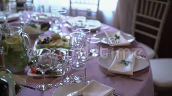 婚礼桌上的盘子装饰视频的预览图