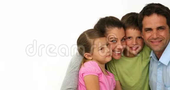 可爱的家庭肖像视频的预览图