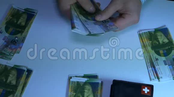 无名商人在数钱瑞士弗兰克视频的预览图