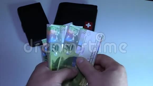 无名商人在数钱瑞士弗兰克视频的预览图