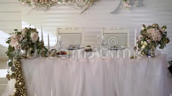 婚礼桌上的鲜花组合视频的预览图