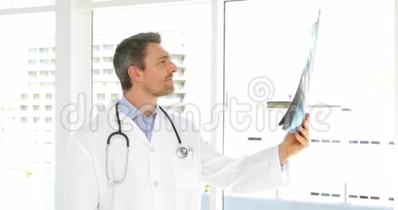 医生在研究X射线视频的预览图