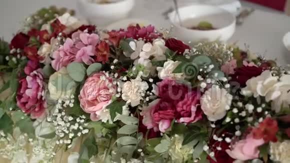 婚礼桌上的鲜花组合视频的预览图