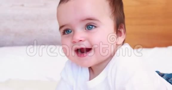 在床上微笑的男婴视频的预览图