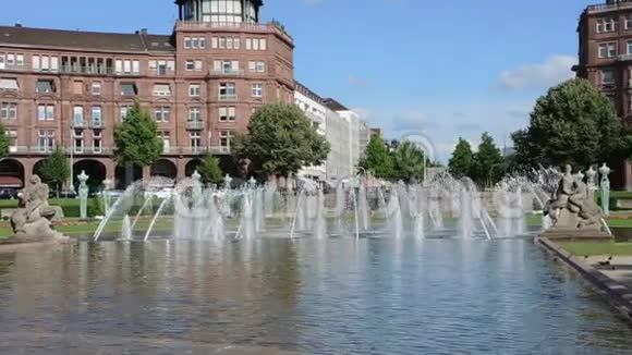 德国曼海姆弗里德里希斯帕茨夏天的城市公园视频的预览图