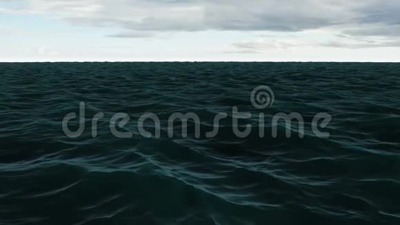 在多云的天空下波涛汹涌的蓝色海洋视频的预览图