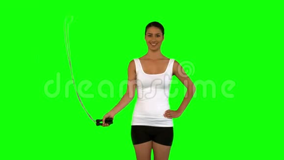 女人拿着跳绳视频的预览图