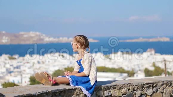 欧洲的Mykonos镇的可爱小女孩肖像视频的预览图