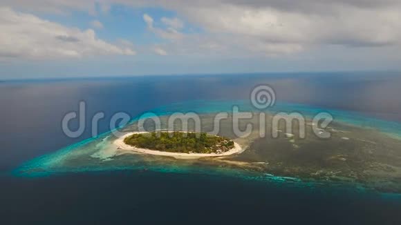 鸟瞰热带岛屿美丽的海滩菲律宾曼蒂格岛视频的预览图