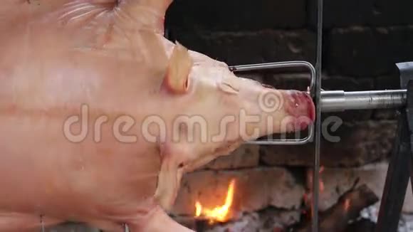 一边烤猪肉一边烤视频的预览图