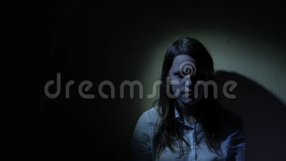 在黑暗中吓坏了少女4KUHD视频的预览图