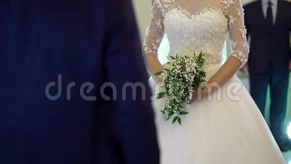 婚礼上新娘带着花束视频的预览图