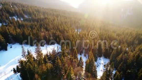 日落冬山的鸟瞰图视频的预览图