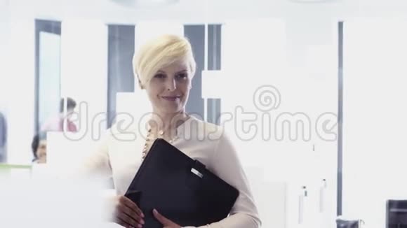微笑的中年商务女性视频的预览图