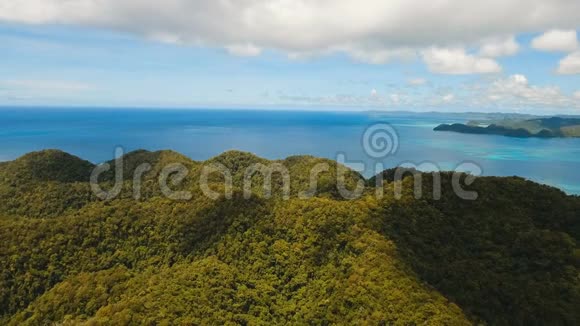 鸟瞰热带泻湖大海沙滩热带岛屿菲律宾西亚高视频的预览图