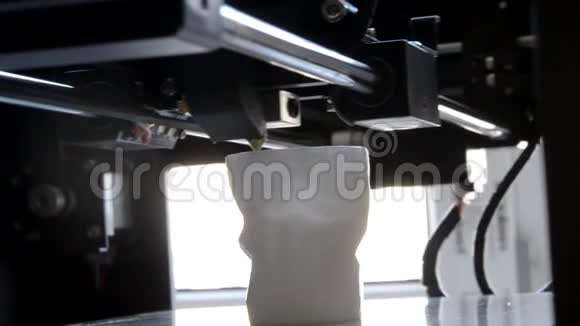 三维打印机在工作和打印形式的熔融塑料特写视频的预览图