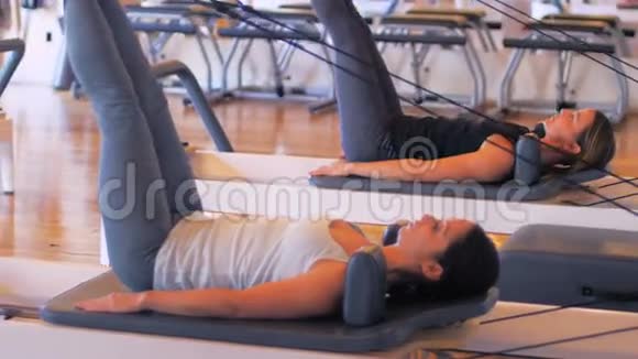 在健身房锻炼的女性视频的预览图
