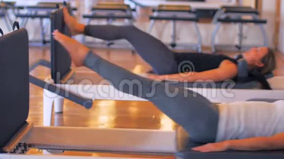 在健身房锻炼的女性视频的预览图