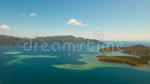 鸟瞰热带泻湖大海沙滩热带岛屿菲律宾巴拉望布桑加视频的预览图