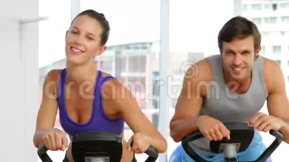 健身情侣在健身室骑自行车锻炼视频的预览图