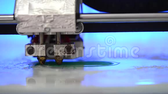3D打印机打印熔融塑料绿色的形式视频的预览图