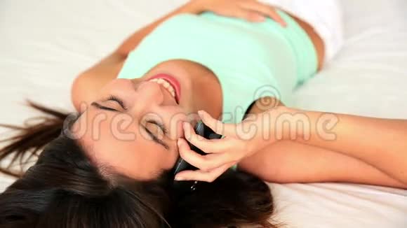躺在床上打电话的黑发美女视频的预览图
