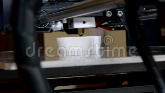 三维打印机在工作和打印形式的熔融塑料特写视频的预览图