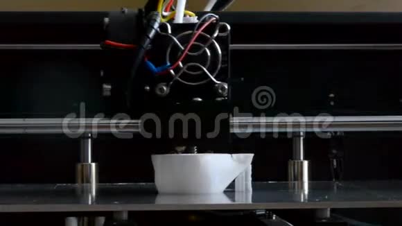 3D打印机打印熔融塑料的形式视频的预览图