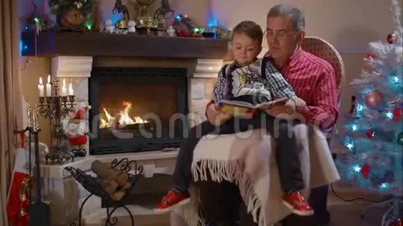 祖父和孙子读一本书视频的预览图