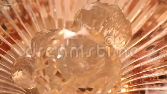 钻石水晶特写在家里视频的预览图