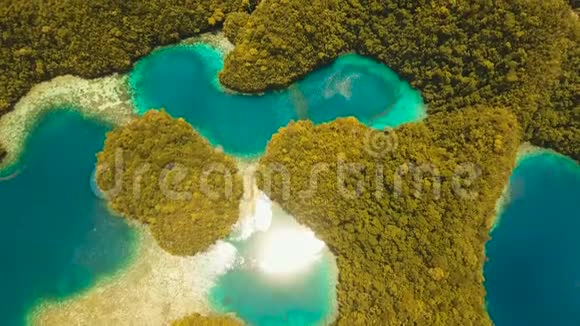 鸟瞰热带泻湖大海沙滩布卡斯格兰德岛索霍顿湾菲律宾视频的预览图