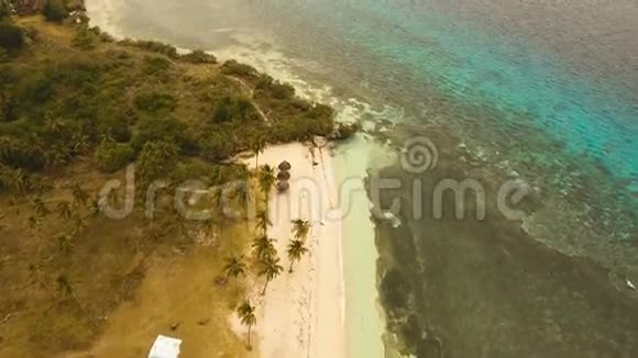 在热带岛屿上鸟瞰美丽的海滩菲律宾帕米拉坎视频的预览图