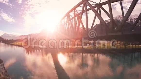 鸟瞰美丽的风景桥湖河自然视频的预览图