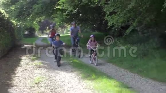 在农村骑自行车的家庭视频的预览图