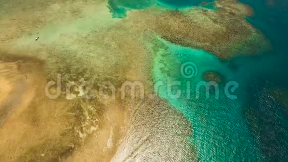 鸟瞰热带泻湖大海沙滩热带岛屿菲律宾西亚高视频的预览图