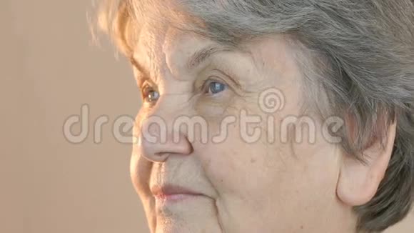 一位年长的微笑妇女的肖像视频的预览图