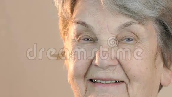 一位年长的微笑妇女的肖像视频的预览图