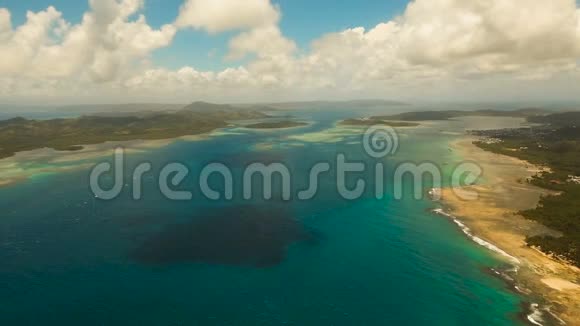 鸟瞰热带泻湖大海沙滩热带岛屿菲律宾西亚高视频的预览图