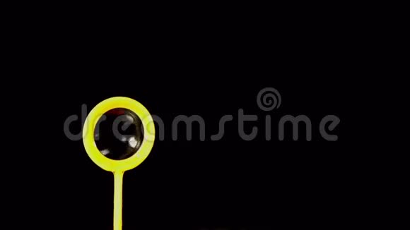 气泡漂浮在黑色背景上视频的预览图