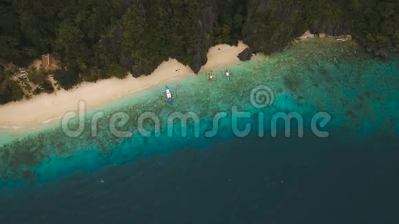 热带海滩鸟瞰热带岛屿视频的预览图