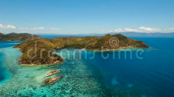 鸟瞰热带泻湖大海沙滩热带岛屿菲律宾巴拉望布桑加视频的预览图