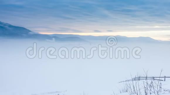 山峰伴雪风吹冬季景观寒冷的一天带着雪视频的预览图