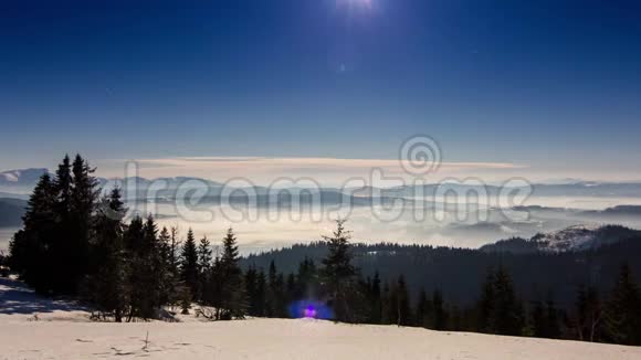 冬天雾以星状的天空在山上移动视频的预览图