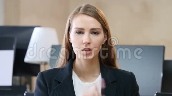 办公室里的女人沉默嘴唇上的手指视频的预览图