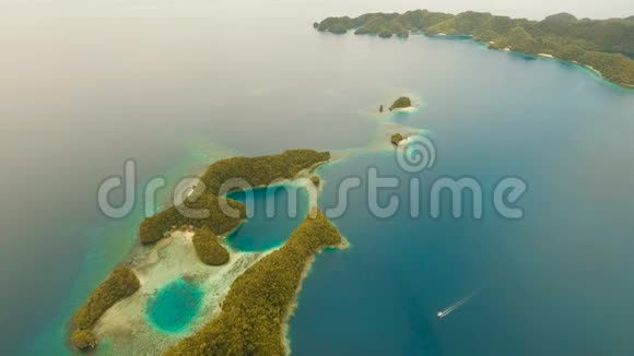 鸟瞰热带泻湖大海沙滩布卡斯格兰德岛索霍顿湾菲律宾视频的预览图