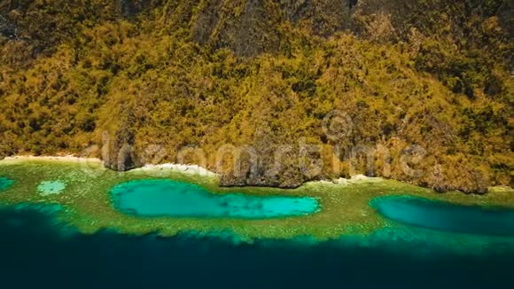 鸟瞰热带泻湖大海沙滩热带岛屿菲律宾巴拉望布桑加视频的预览图