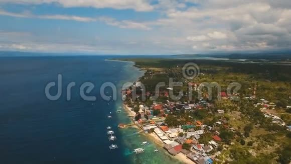 鸟瞰热带岛屿美丽的海滩菲律宾宿务岛视频的预览图